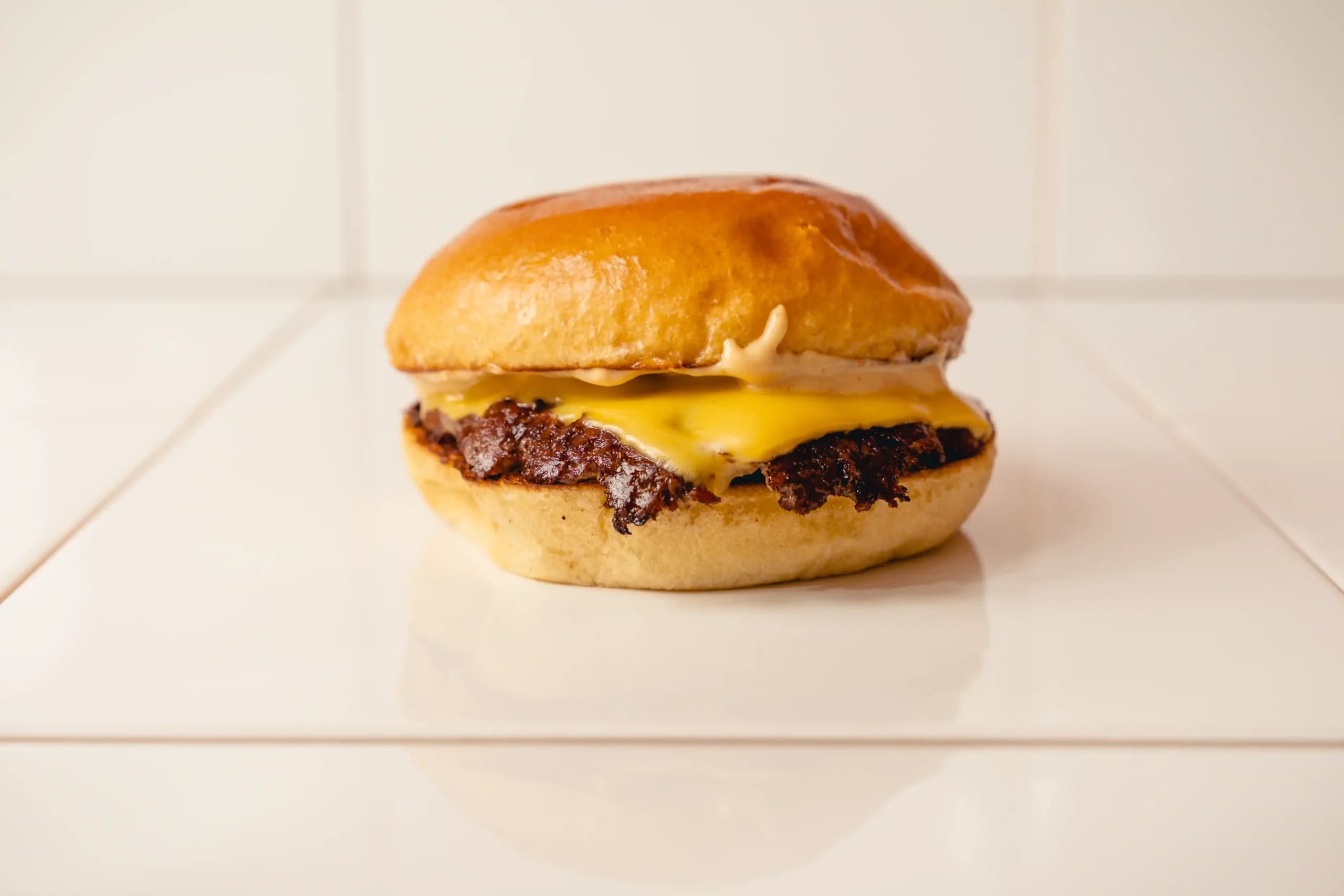 Burger Junk tenu en main
